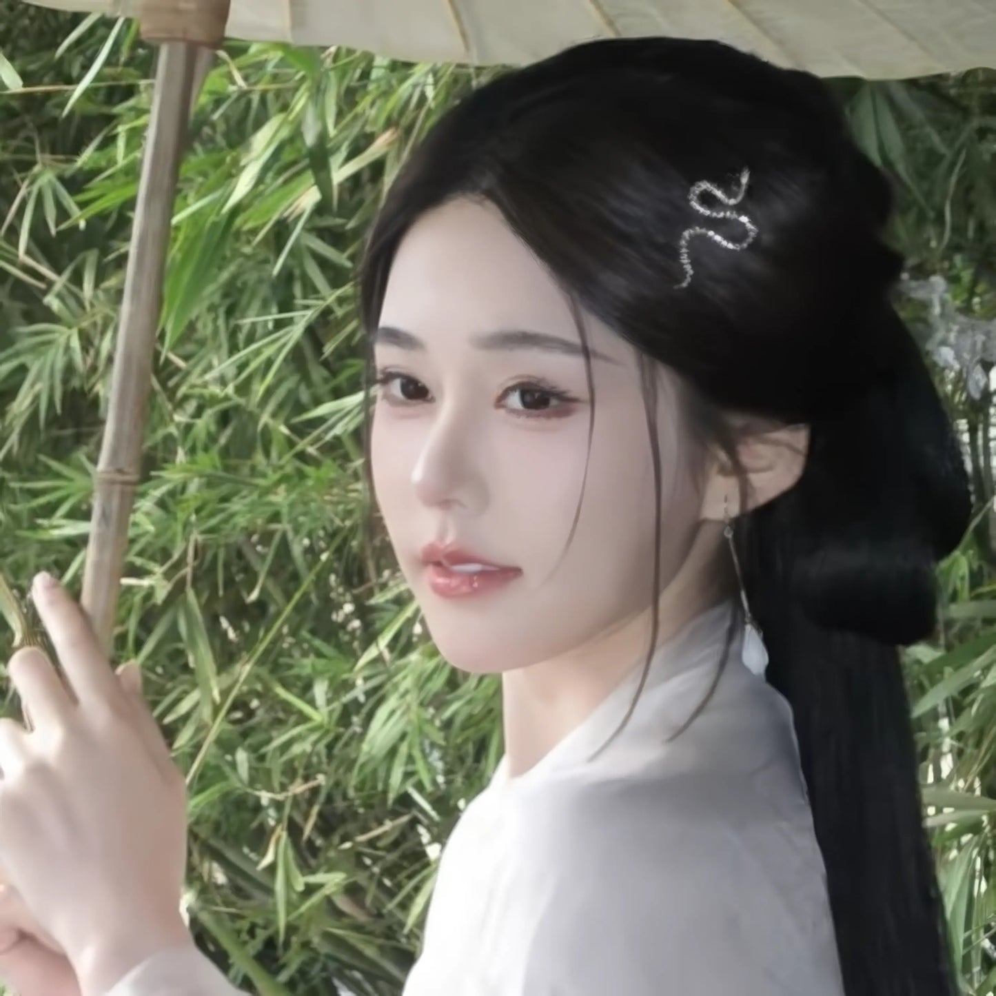 Silver snake hairpin worn, against a bamboo background, presenting a sense of serene coldness.