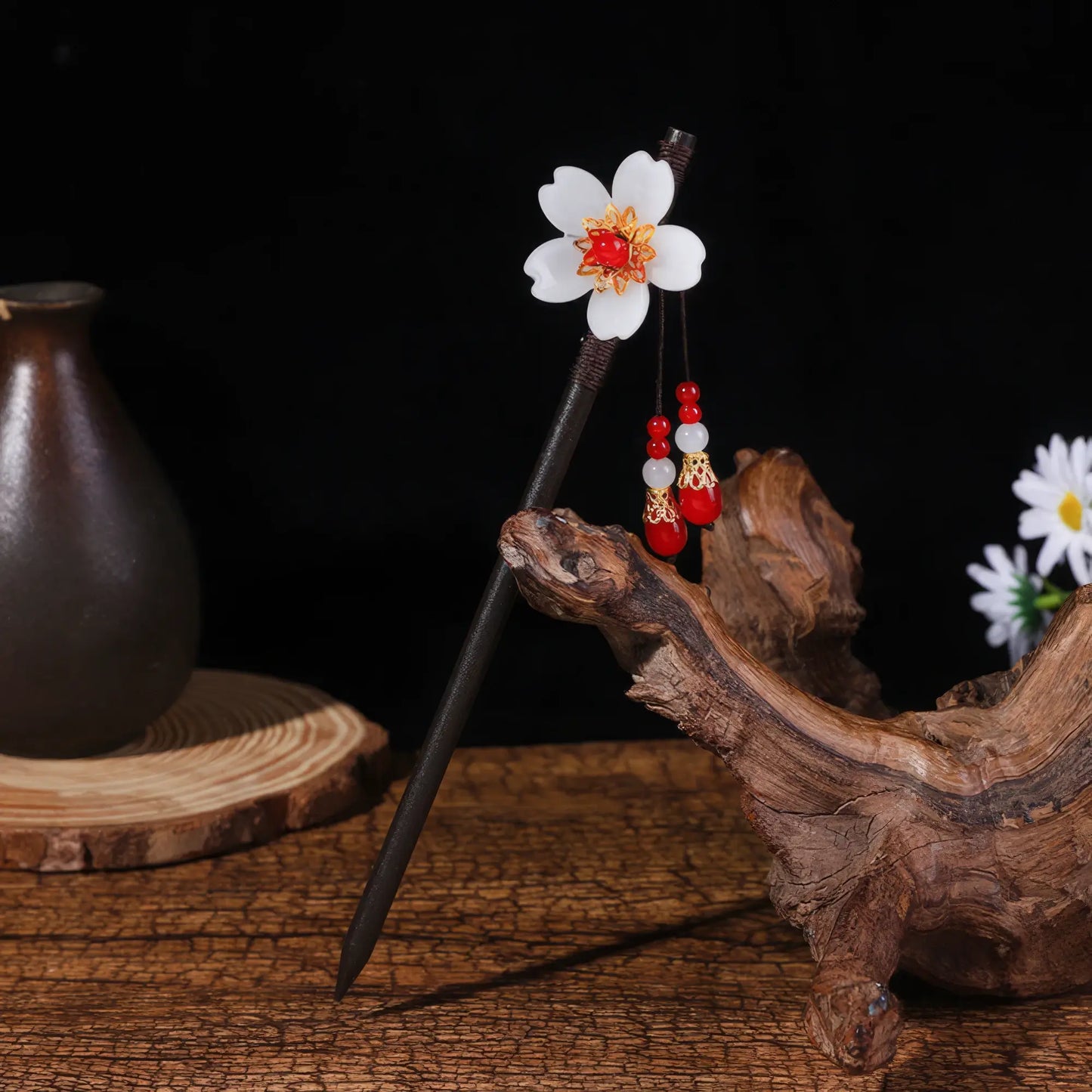 Guanghanqiu hairpin 1 with flower and bead design, linen background