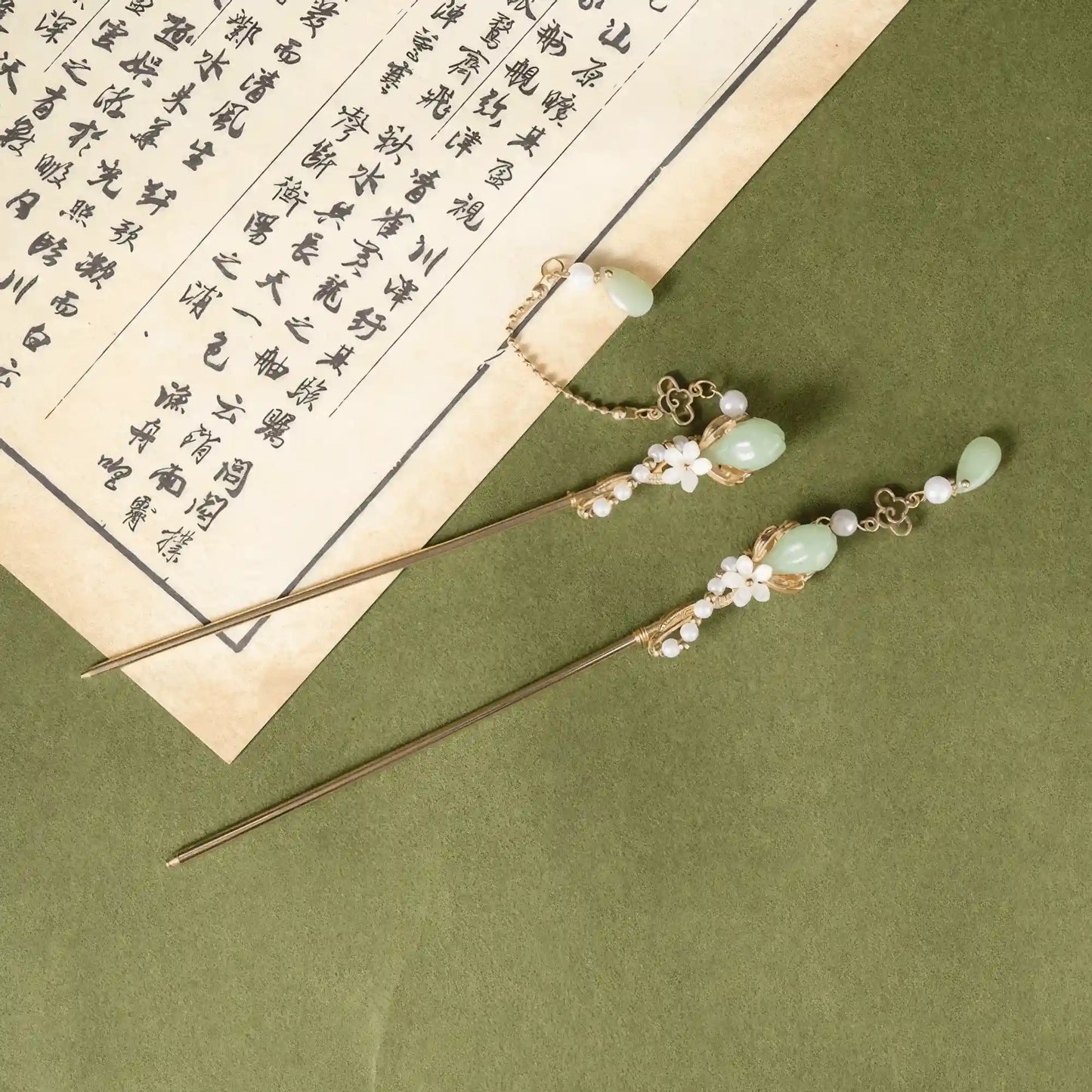 Pair of Jiqingmuyun hairpins with green jade and pearls