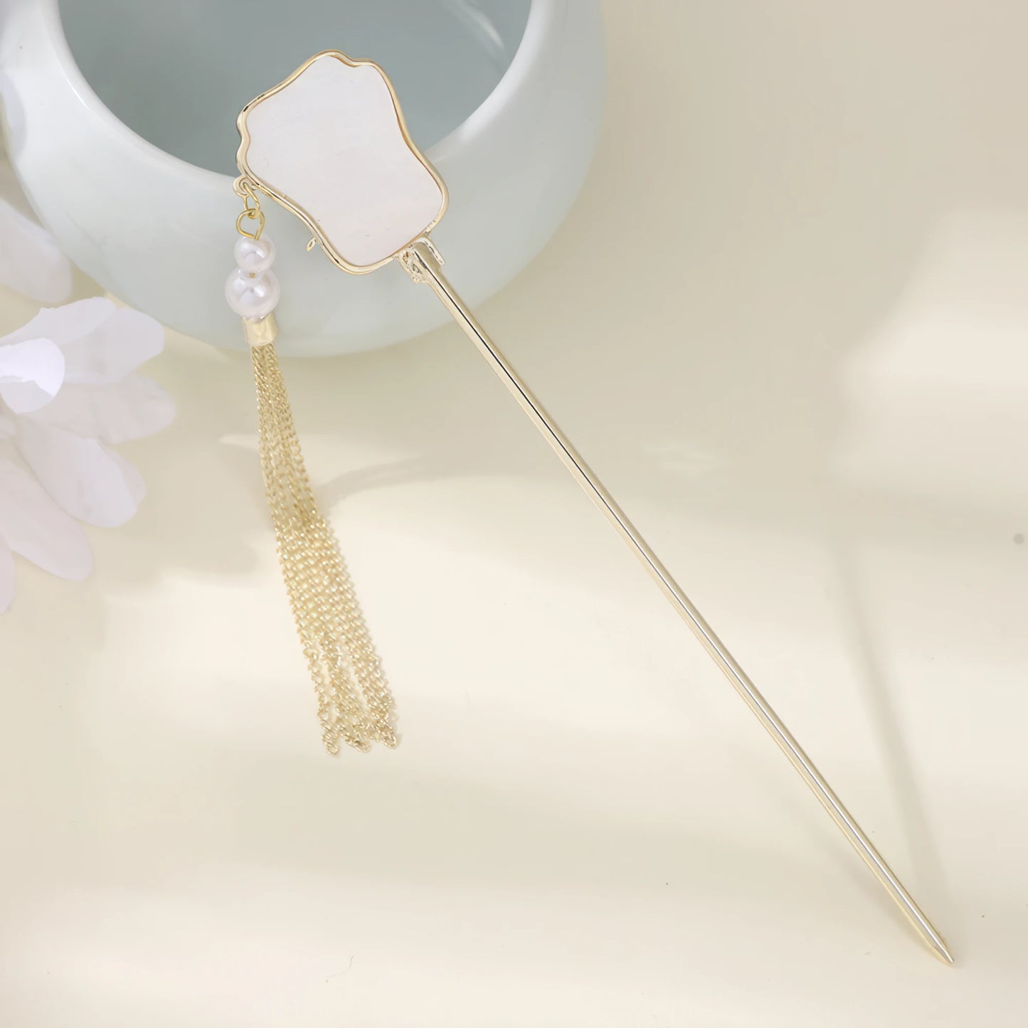 Liuguangji hairpin with white shell and gold tassel
