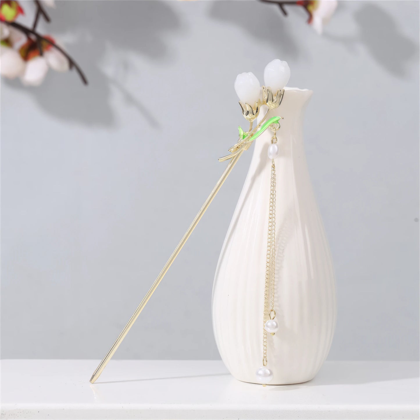 The seventh hairpin in the Yaomingyue hairpin set, with a gold rod, jade, and pearl combination, set in a white vase on a light - gray backdrop with flower details