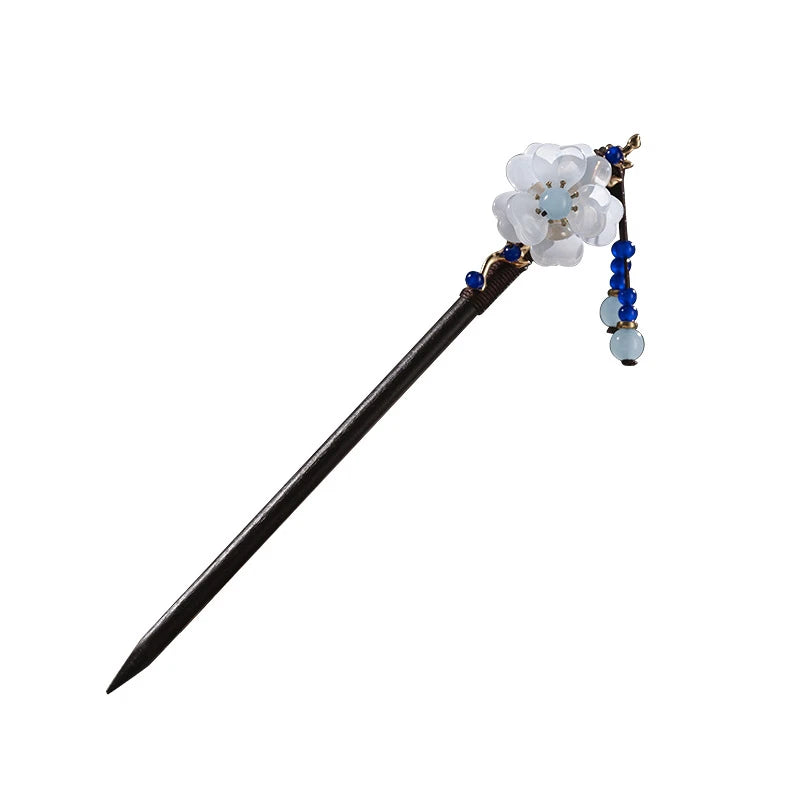 Yunshuitang hairpin with white flower and blue beads, white background