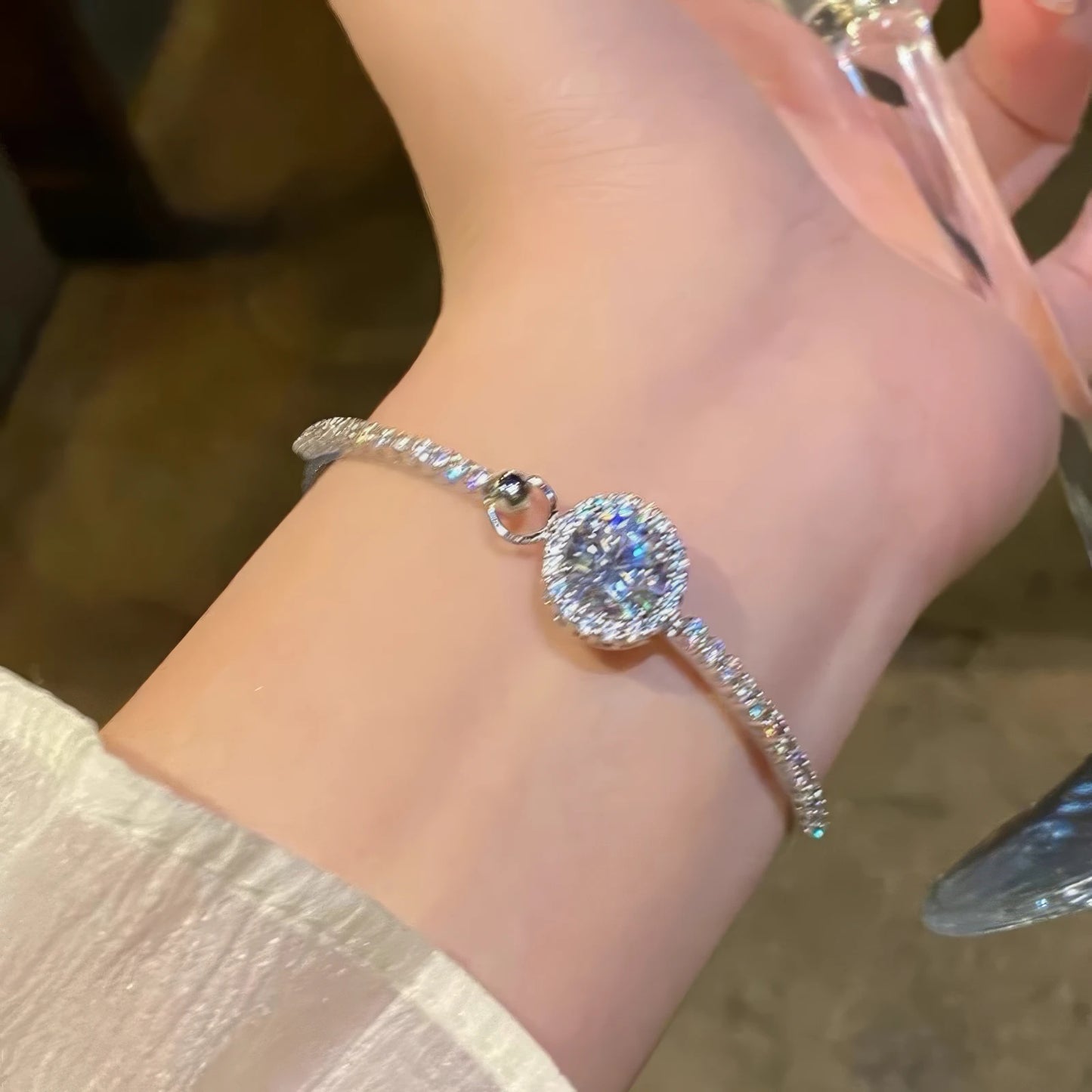 Popular super - shiny round zircon bracelet worn on the wrist, highlighting the elegant and sparkling look.