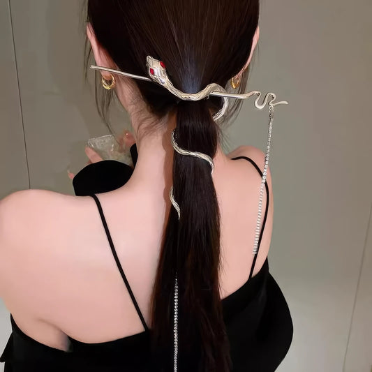 Silver snake hairpin styled in a thin ponytail with a black camisole, the dangling tassels sway naturally to enhance the stylish vibe.