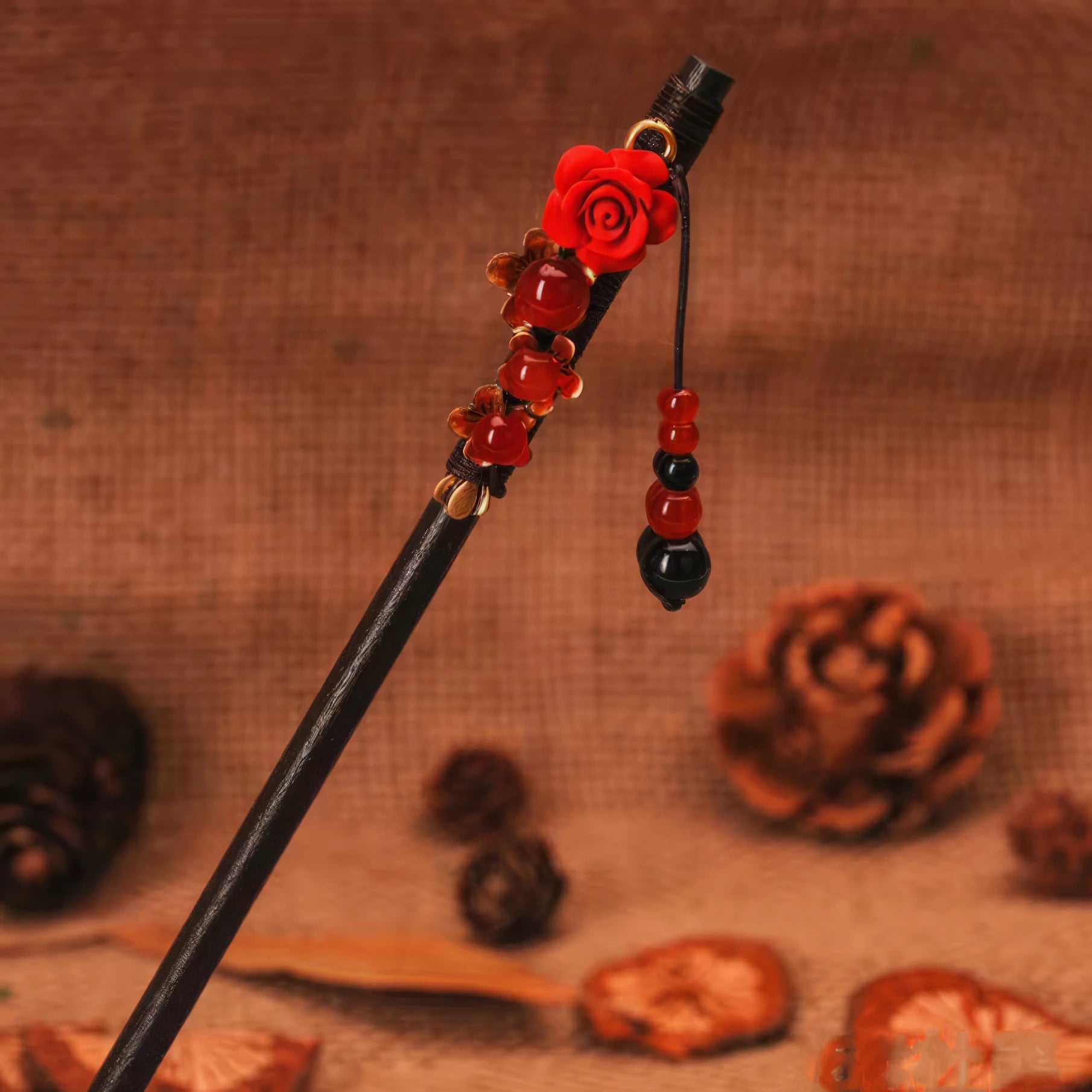Red rose and red bead decoration of Biyun hairpin