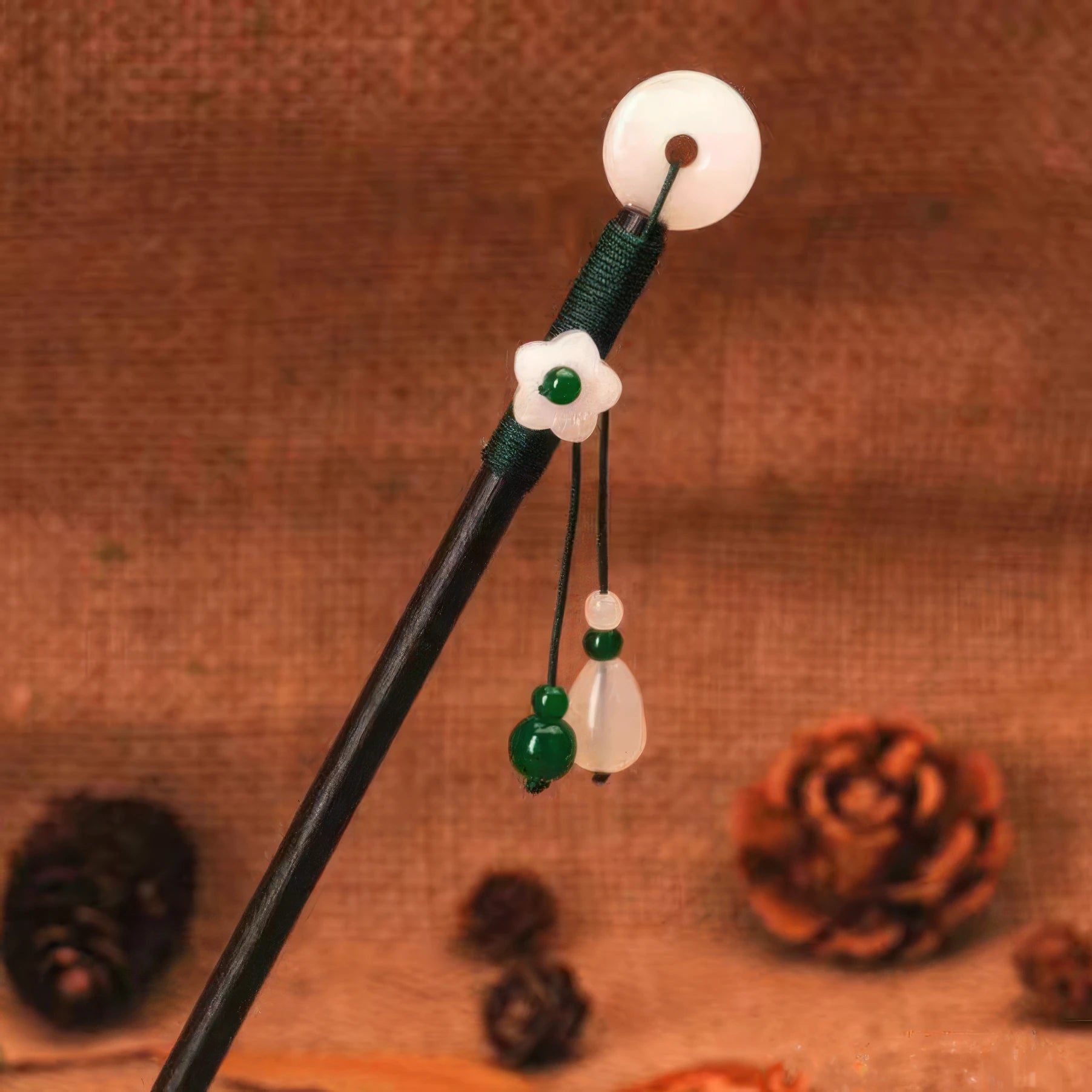 White circular bead and green ornament of Biyun hairpin