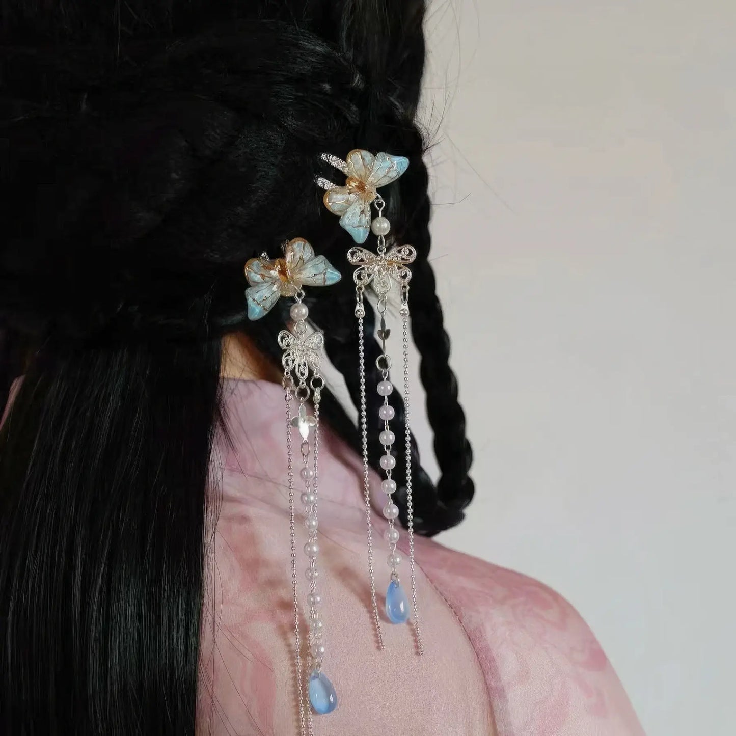 Butterfly pearl small U - hairpin tassel worn on a traditional hairstyle with pink clothing