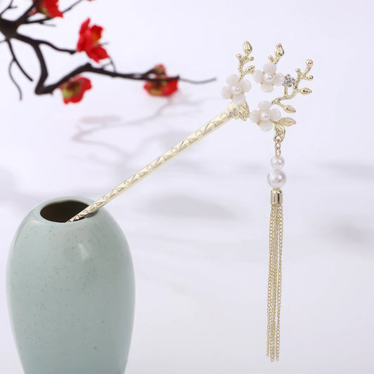 Chunhuayin hairpin with floral, pearl and gold tassel, in light green vase