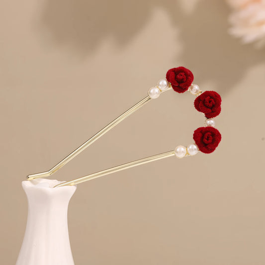 Feihong U - shaped hairpin with red roses and pearl accents, white vase on beige background