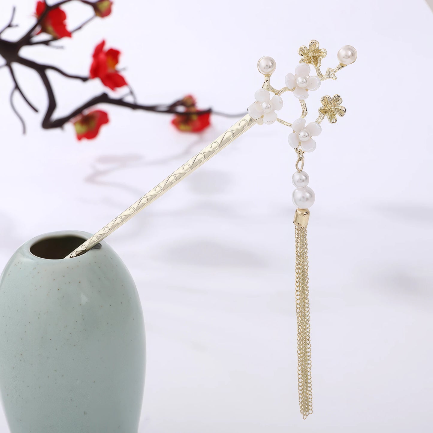 Houtinghua hairpin with pearl, floral design and gold tassel, in light green vase
