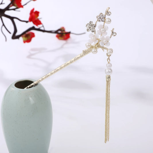 Houtinghua hairpin with pearl, floral design and gold tassel, in light green vase