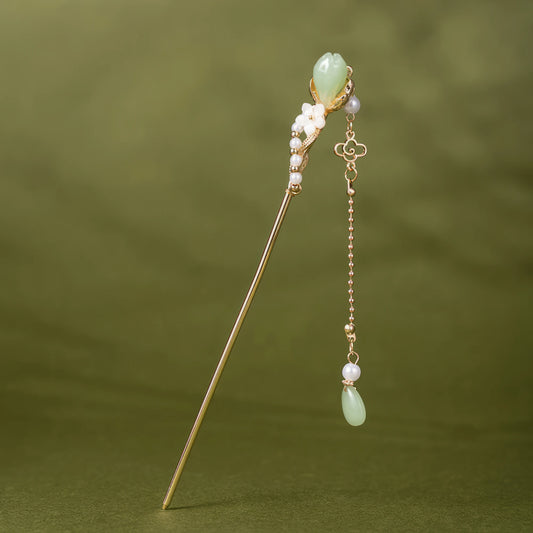 Jiqingmuyun hairpin featuring green jade tassel detail