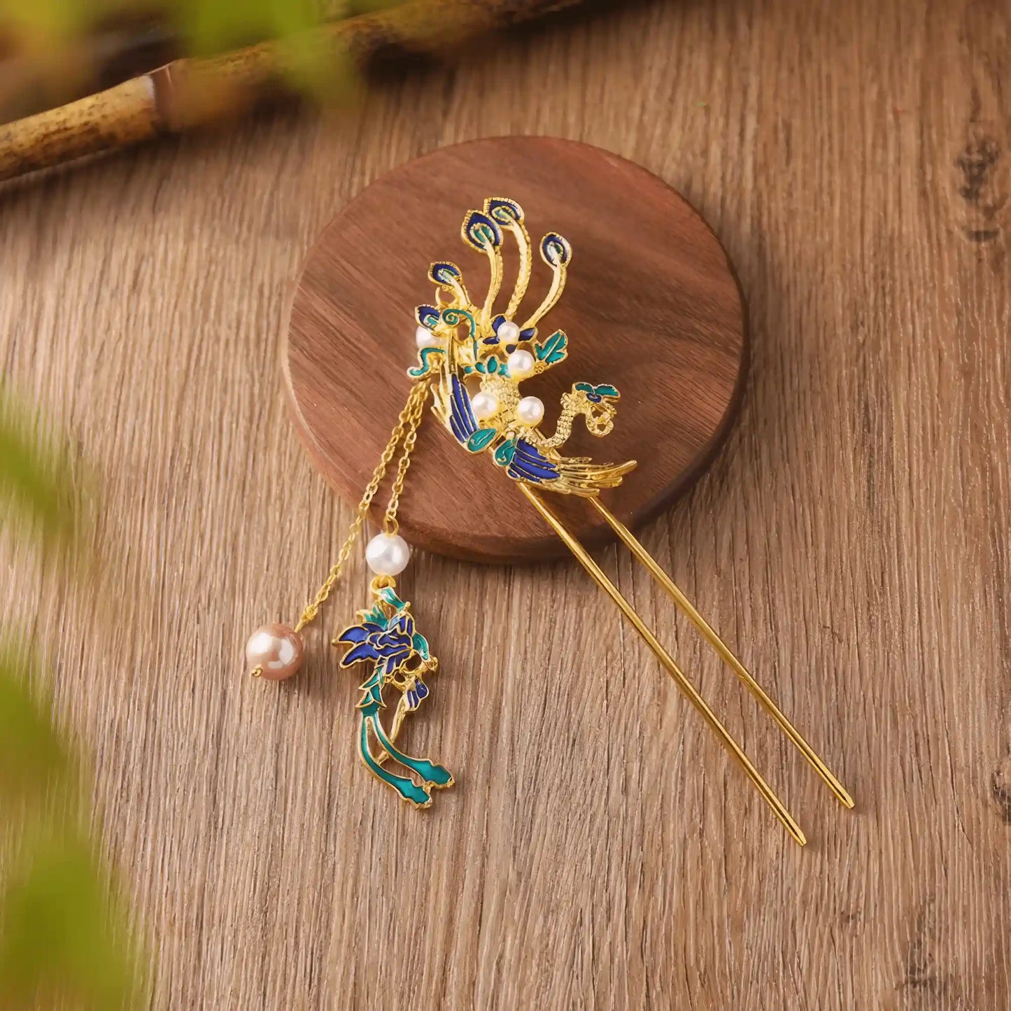 Overall view of the phoenix travel hairpin, on a background combining antique wares and bamboo