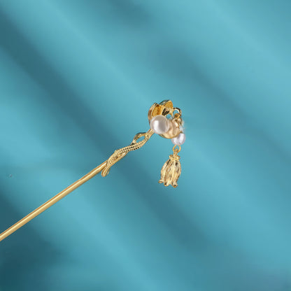 Qimei gold hairpin featuring flower detail on blue background