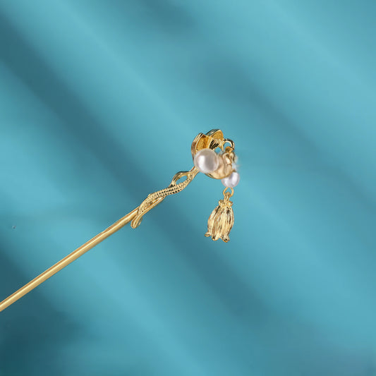 Qimei gold hairpin featuring flower detail on blue background