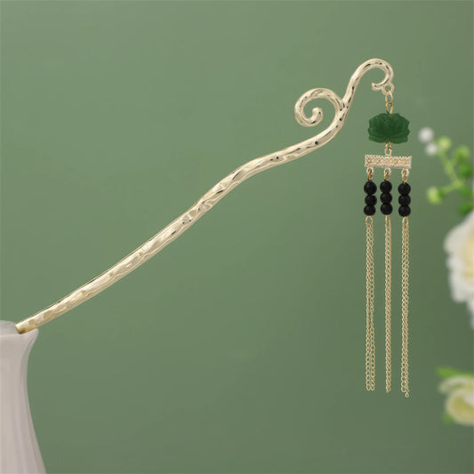 Siqianlv hairpin with black tassel, gold rod, on green background