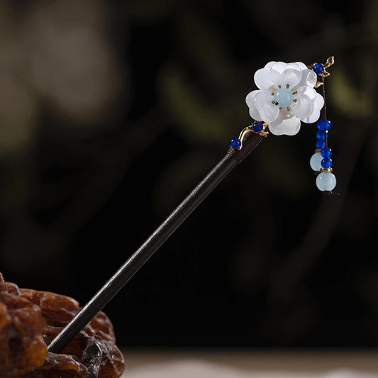 Yunshuitang hairpin with white flower and blue beads, brown background