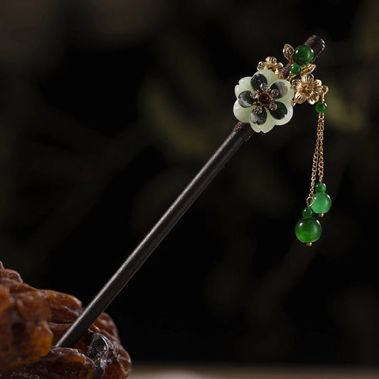 Yunshuitang hairpin with green flower and green beads, brown background
